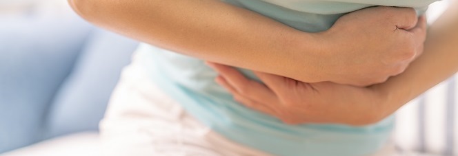 Junge Frau leidet unter Magen-Darmschmerzen